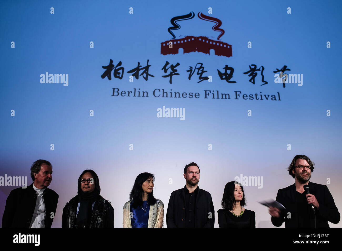 Berlin, Deutschland. 27. Februar 2016. Jury-Mitglieder begrüßen das Publikum während der Abschlussveranstaltung des 1. Berlin chinesische Film Festival im Kino Babylon in Berlin, Deutschland, am 27. Februar 2016. Vom 24. bis 27. Februar fand die Berlin chinesische Film Festival (BCFF) zum ersten Mal im traditionellen Kino Babylon in Berlin, wo etwa 40 Chinesisch-sprachige Filme veröffentlicht wurden. © Zhang Fan/Xinhua/Alamy Live-Nachrichten Stockfoto