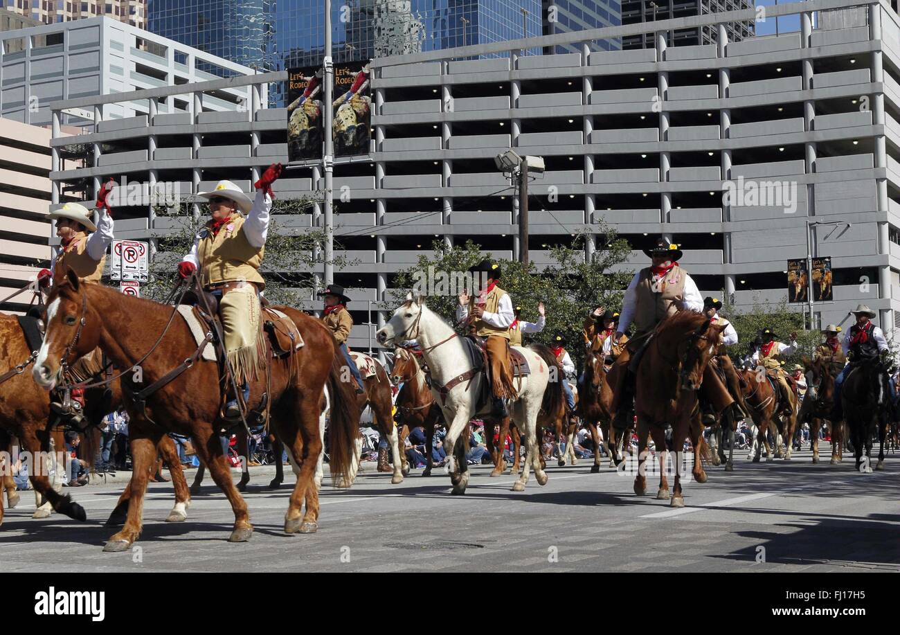 (160228)--HOUSTON (USA), 28. Februar 2016 (Xinhua)--Fahrer besuchen eine Parade für Cowboy Festival in Central Houston, USA, am 27. Februar 2016. Das Houston Cowboy Festival öffnet am 1. März dieses Jahres. (Xinhua/Song Qiong) Stockfoto