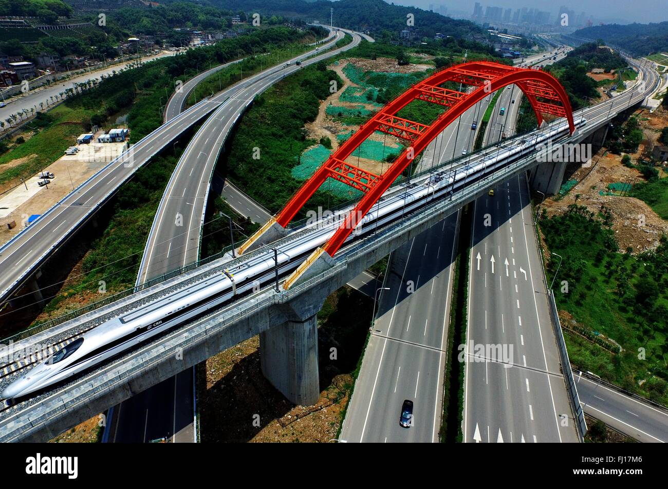 (160228)--Peking, 28. Februar 2016 (Xinhua)--Datei Foto am 1. Juni 2015 auf einem Hochgeschwindigkeitszug CRH380A zeigt ein Testlauf auf die Schnellfahrstrecke Hefei-Fuzhou in Fuzhou, Fujian Provinz Südosten Chinas Hauptstadt. "Building mehr High-Speed-Bahn" wurde ein heißes Thema bei den Jahrestagungen der Chinas Provinzen Gesetzgeber und politischen beratenden Gremien intensiv gehaltenen im Januar. China hat die weltweit größte Hochgeschwindigkeitsnetz, mit der gesamten Länge bis Ende 2015, etwa 60 Prozent der weltweit insgesamt 19.000 km in Betrieb. Die expandierende Schnellschiene Netz i Stockfoto