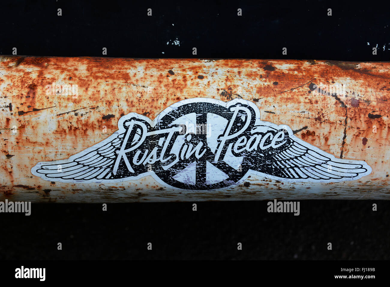 Rust in Peace-Aufkleber an der Stoßstange eines alten VW-Kombi-Vans in Walsall. Stockfoto