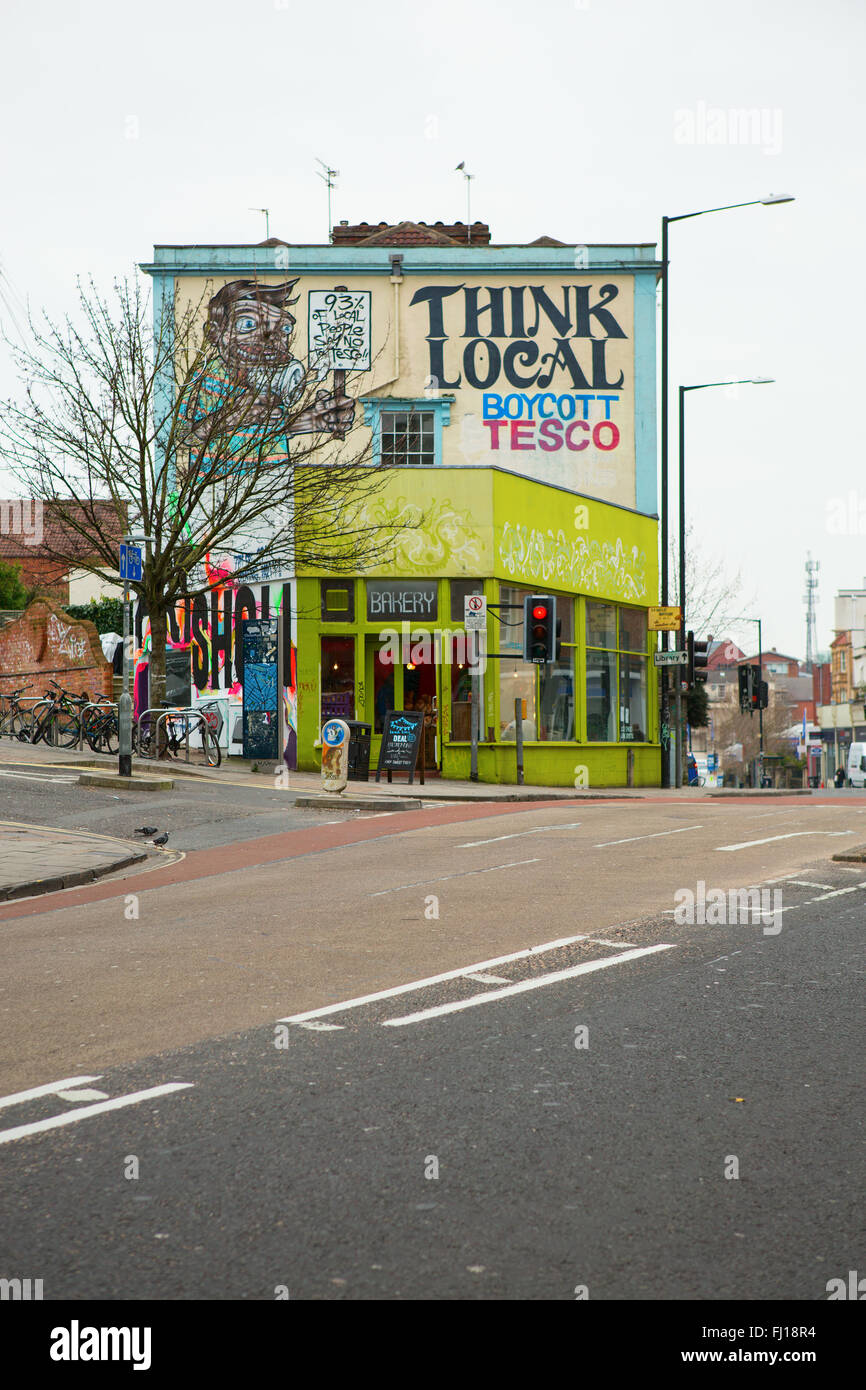 "Think lokalen boykottieren Tesco" Wandbild über einem Laden. Stokes Croft, Bristol, UK Stockfoto