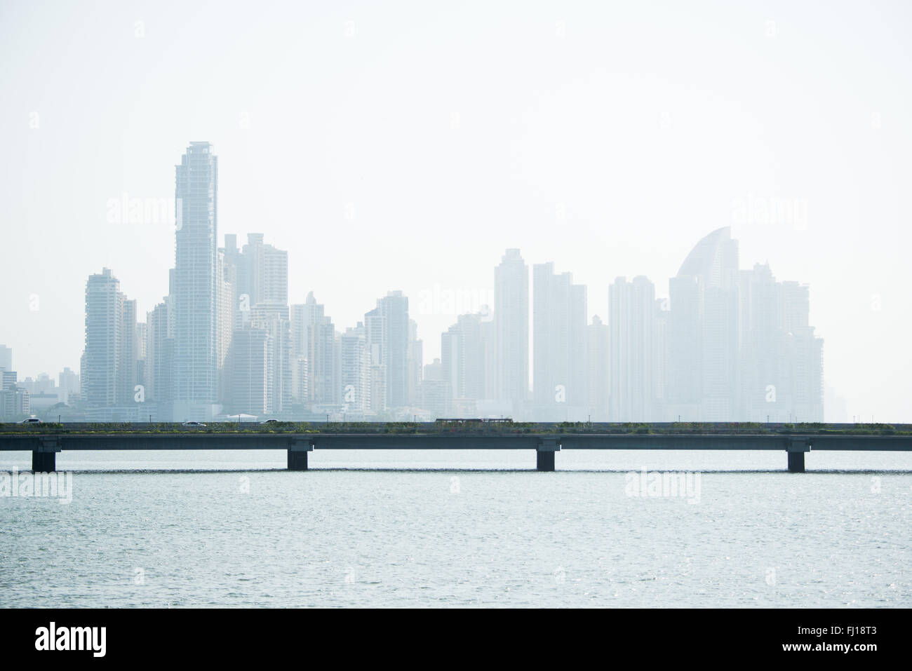 PANAMA-STADT, Panama – die modernen Wolkenkratzer der Skyline des Stadtteils Punta Paitilla in Panama-Stadt, Panama. Im Vordergrund befindet sich der umstrittene Küstenbeltway (Cinta Costera III), der um Casco Viejo verläuft. Stockfoto