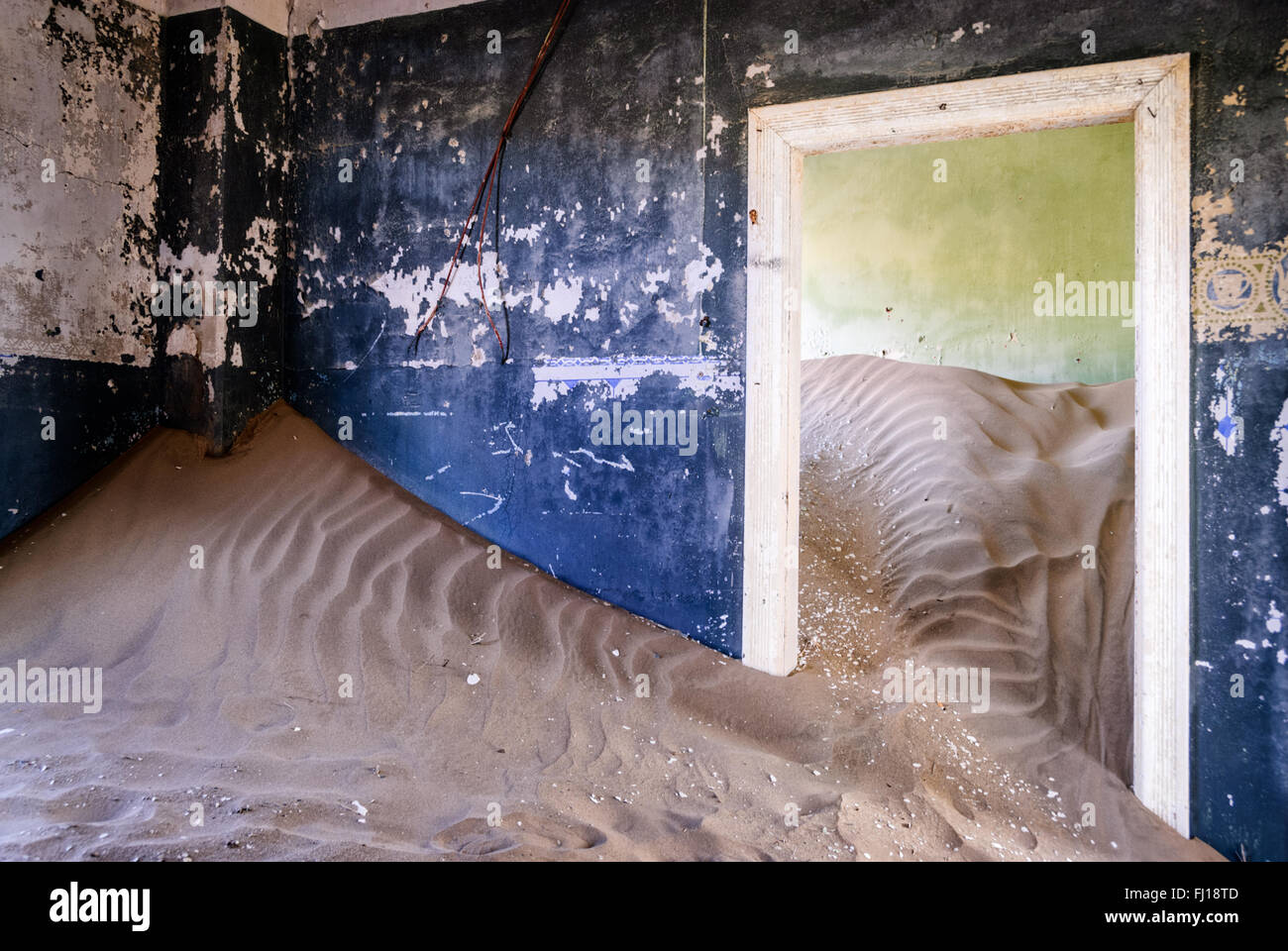 Zimmer von einem verlassenen Haus voller Sand aus der Wüste. Stockfoto