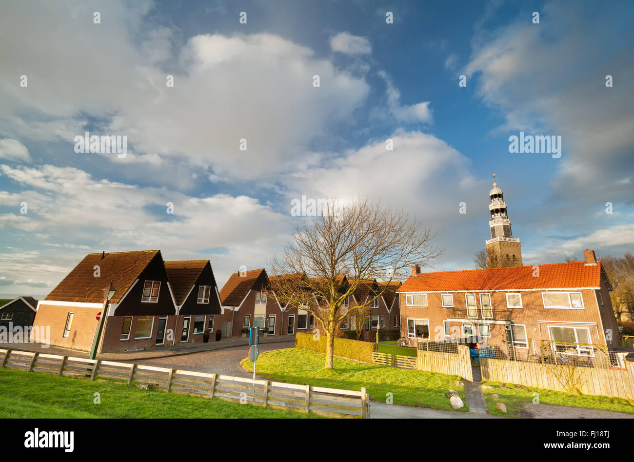 schöne Stadt Hindeloopen und blauer Himmel, Niederlande Stockfoto