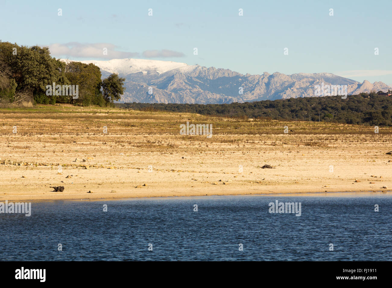 Ufer des großen Sees ValMayor, blauen Wasser in Madrid, Spanien Stockfoto