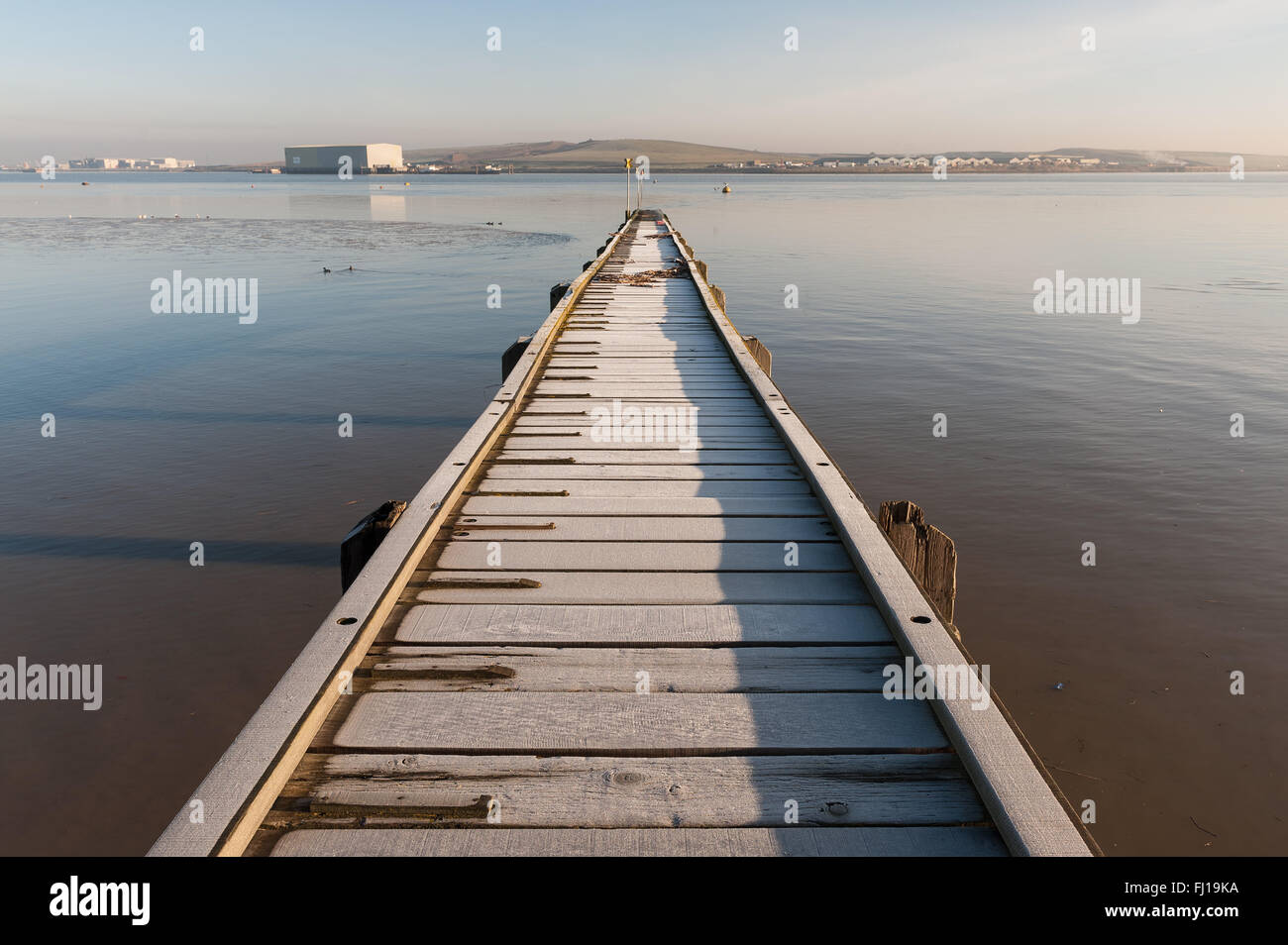 Rutschige Frost bedeckt düster aus Holz Eiche Damm bei Ebbe in eisigen Bedingungen führt zu Steg Anlegestelle Themse freigelegt Stockfoto