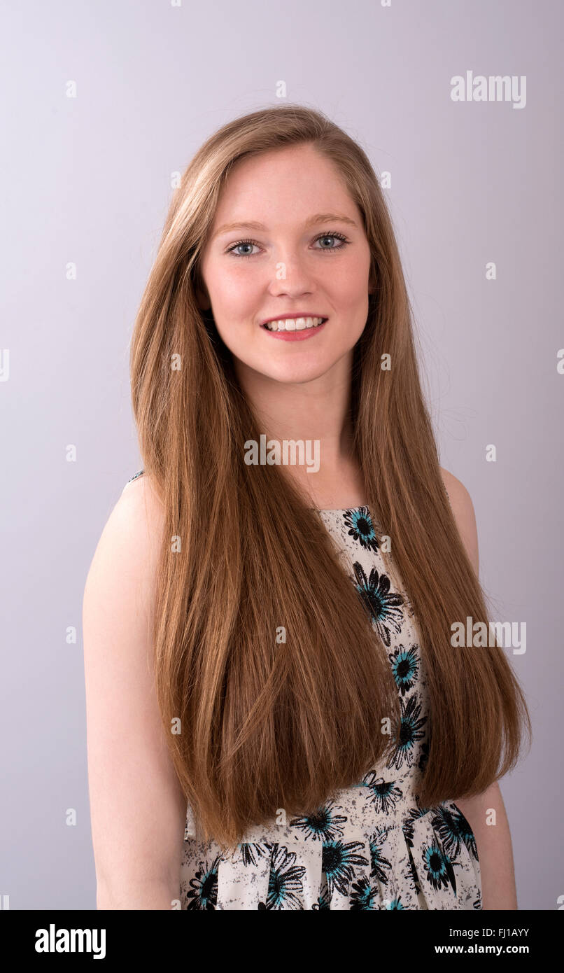 Porträt eines attraktiven Teenager Mädchen mit langen braunen Haaren Stockfoto