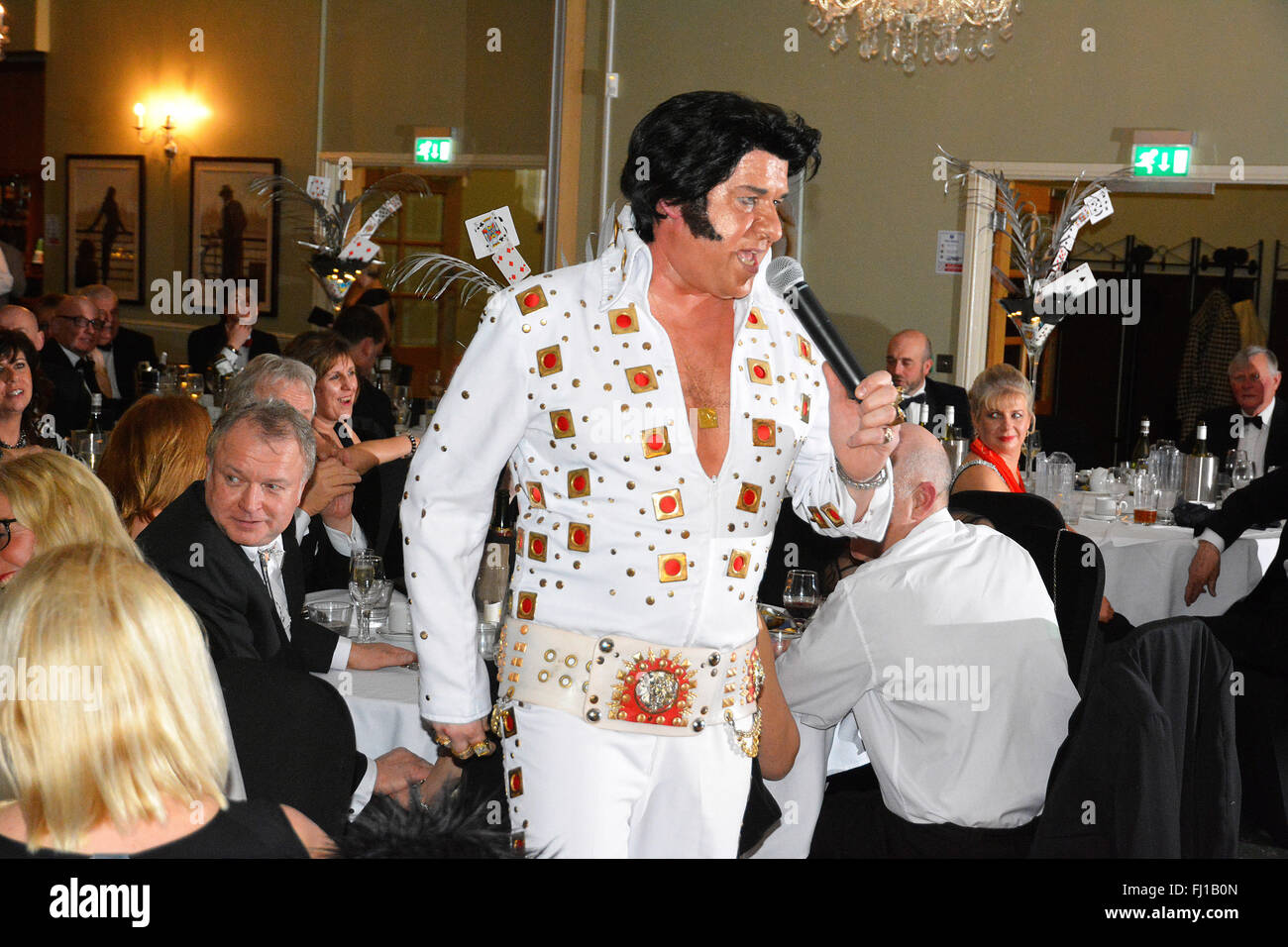 Ein Elvis Tribute Sänger, (Mick Goodwill) in Hinckley, Großbritannien. Stockfoto