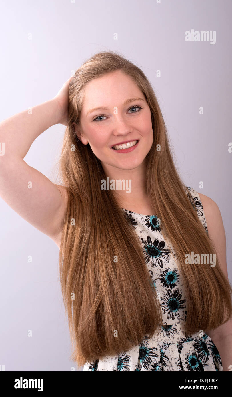 Porträt eines attraktiven Teenager Mädchen mit langen braunen Haaren Stockfoto