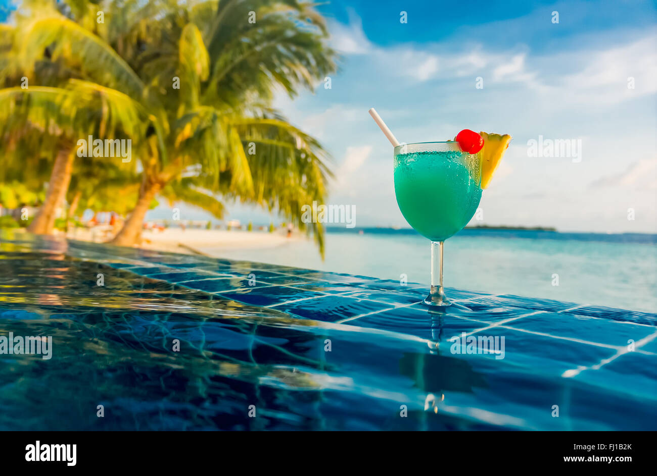 Cocktail am Pool auf dem Hintergrund des Indischen Ozeans, Malediven. Stockfoto