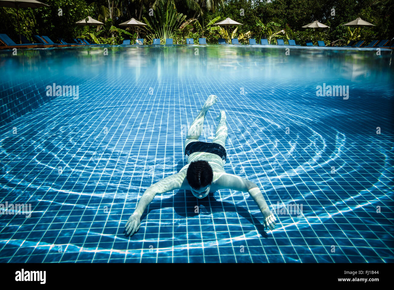 Man taucht in ein Schwimmbad Ansichten über dem Wasser und unter Wasser. Malediven. Stockfoto