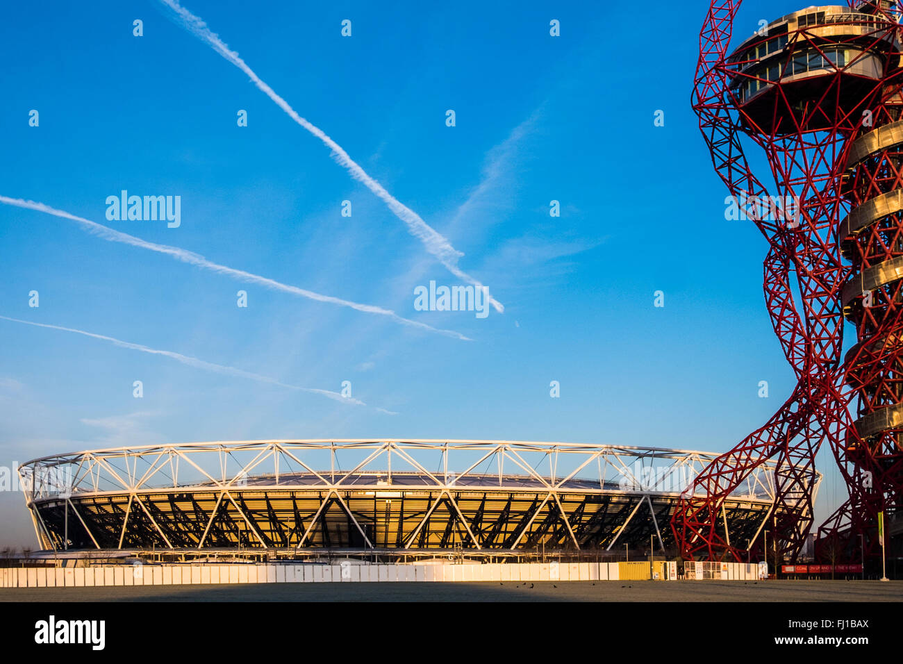 Der ArcelorMittal Orbit & Stadion, Queen Elizabeth Olympic Park, Stratford, London, England, Großbritannien Stockfoto