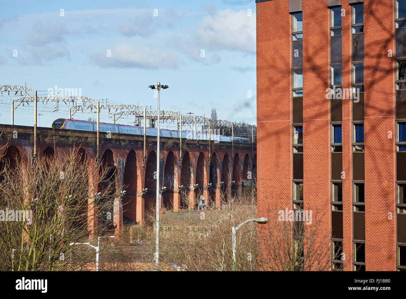 Zwei Jungfrau Pendolino-Züge in Stockport Viaduct bilden den Service von/nach London Euston Transport Transporter Transporte Stockfoto