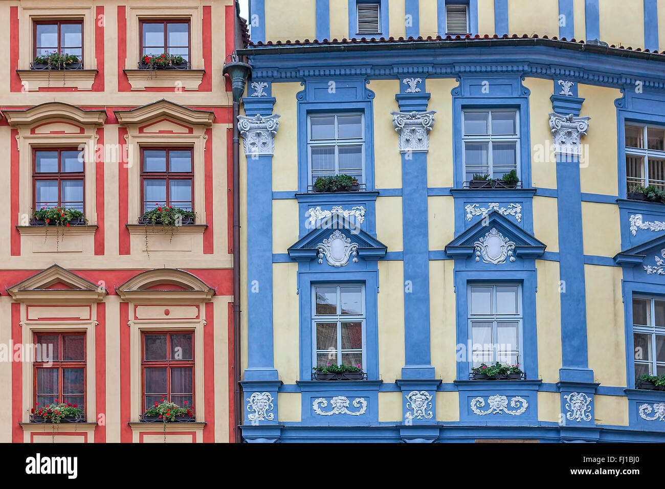 Fassade aus zwei bunt verzierten Häusern in Prag, Tschechien. Stockfoto