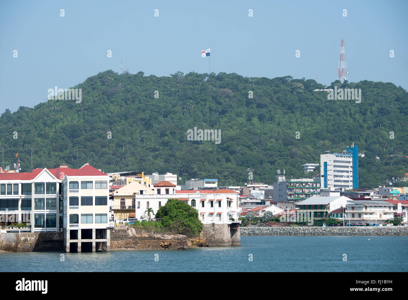 PANAMA CITY, Panama - historische Gebäude von Casco Viejo an der Küste von Panama City, Panama, Panama Bucht, von der Küste Beltway (Cinta Costera III) gesehen. Stockfoto