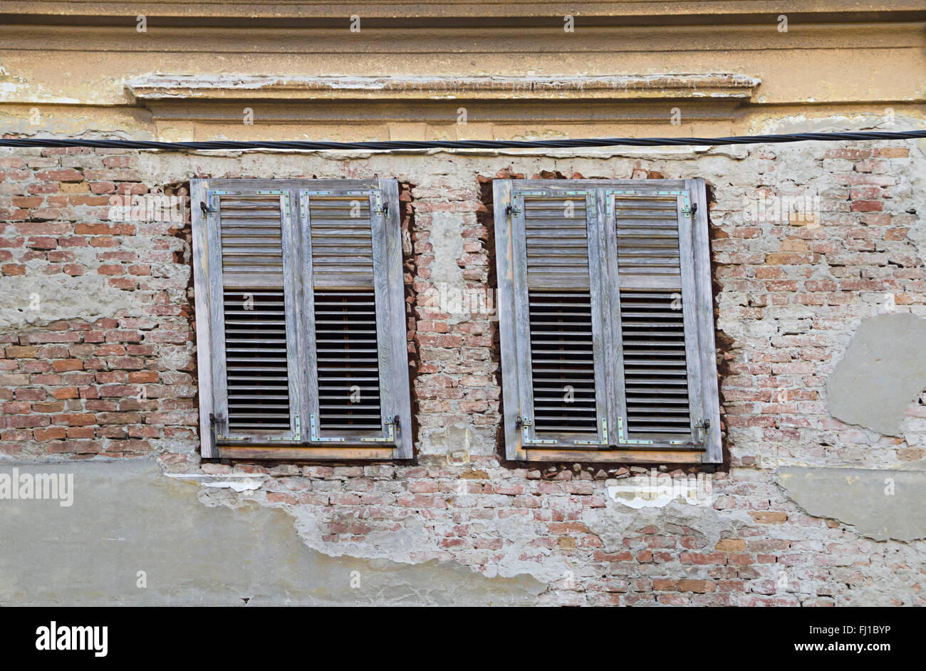 Alte Fenster auf ein altes Haus Stockfoto