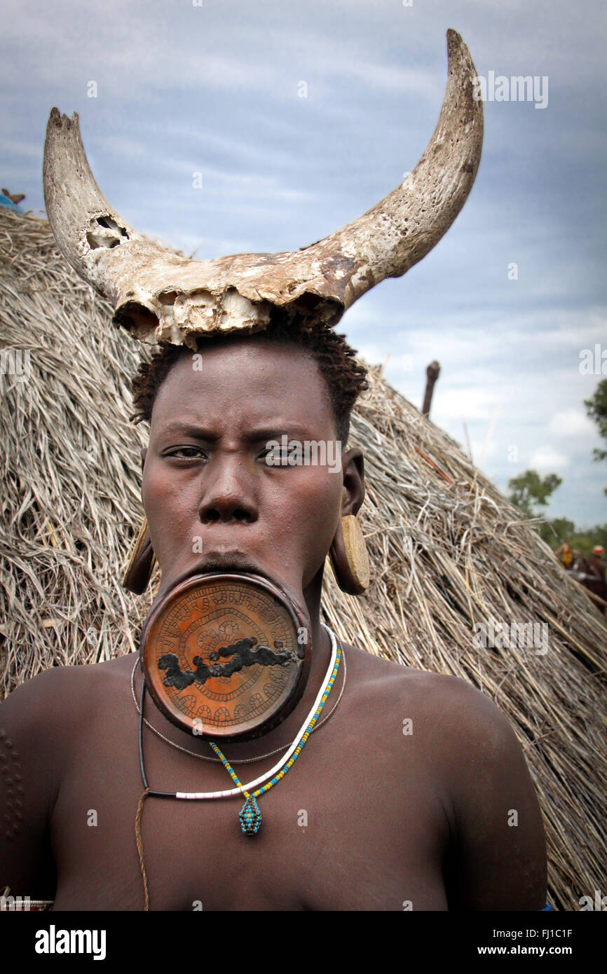 Beeindruckende Porträt der Mursi Frau mit Lippe Platte, Mago National Park, Äthiopien Stockfoto