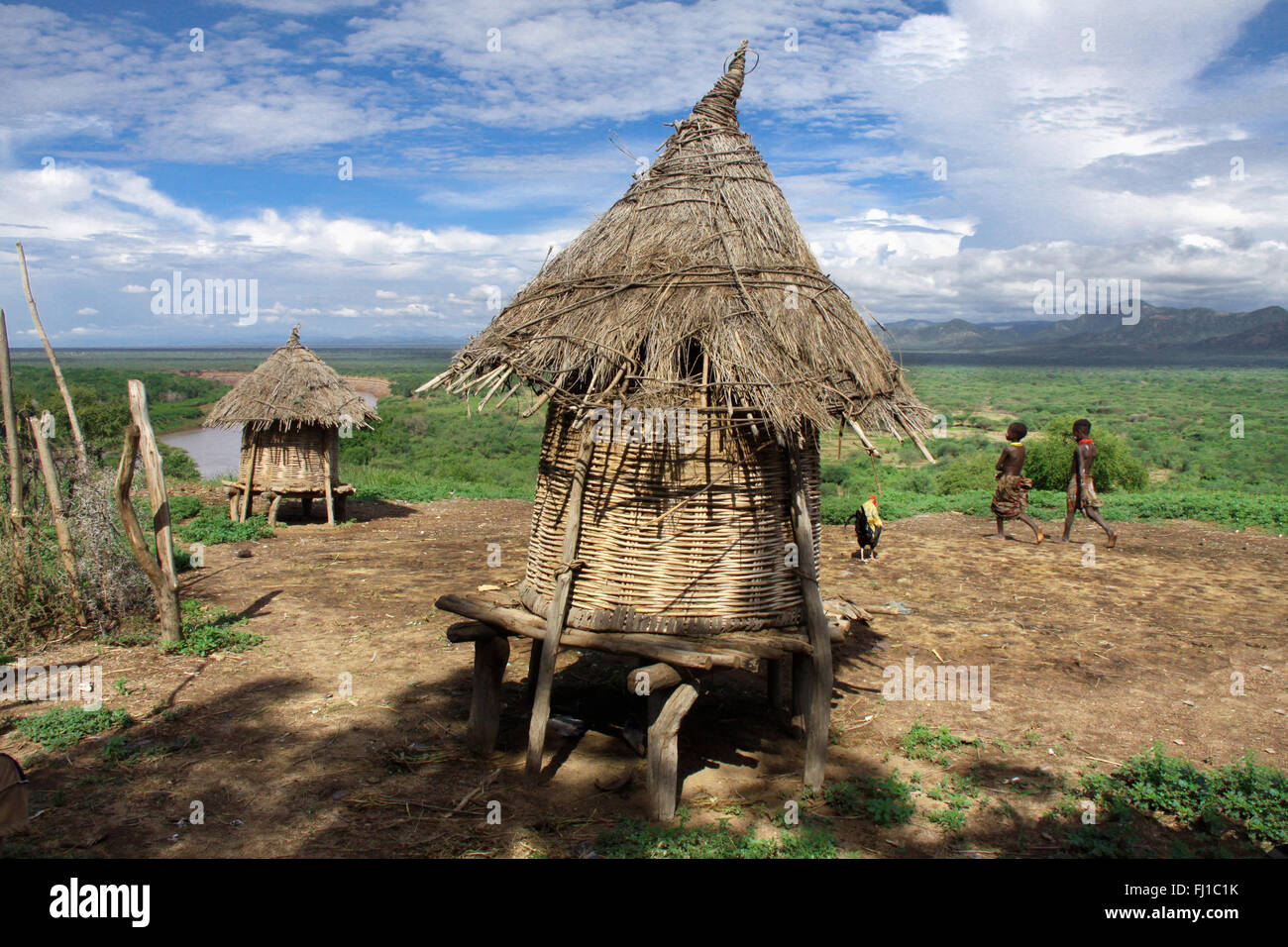 Karo Stammes Dorf in Äthiopien, in Omo Valley und in der Nähe von Omo River, mit traditionellen Hütten Stockfoto