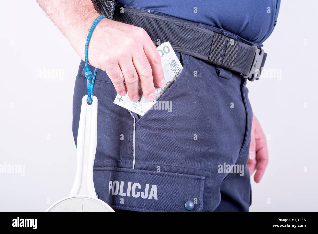 Annahme von Bestechungsgeldern von korrupten polnischen Polizisten Stockfoto