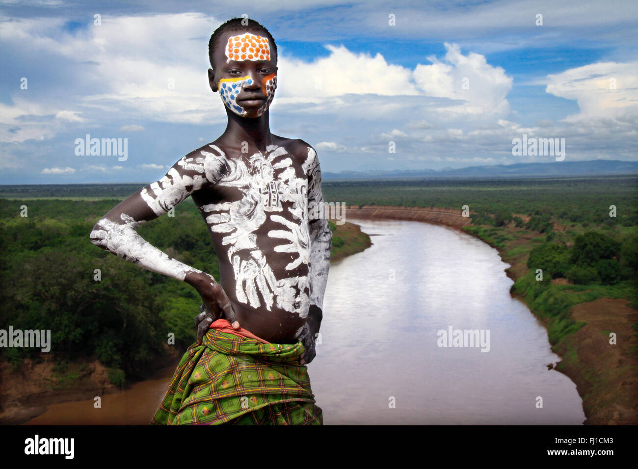 Karo junger Mann mit Bodypainting, im Dorf vor der Omo Fluss in Omo valley Posing, Äthiopien Stockfoto