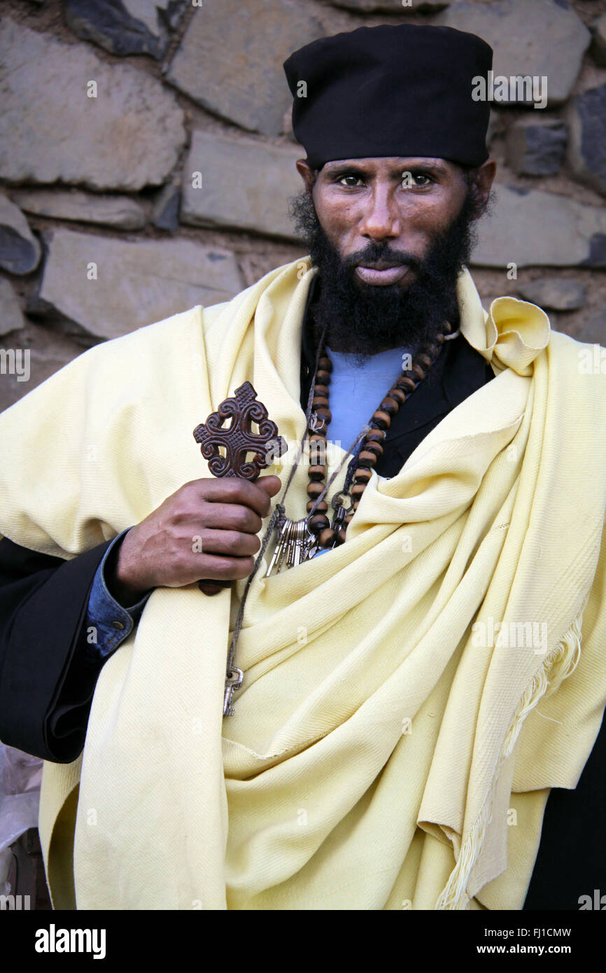 Portrait von orthodoxen Priester mit Kreuz in Gonder, Äthiopien Stockfoto