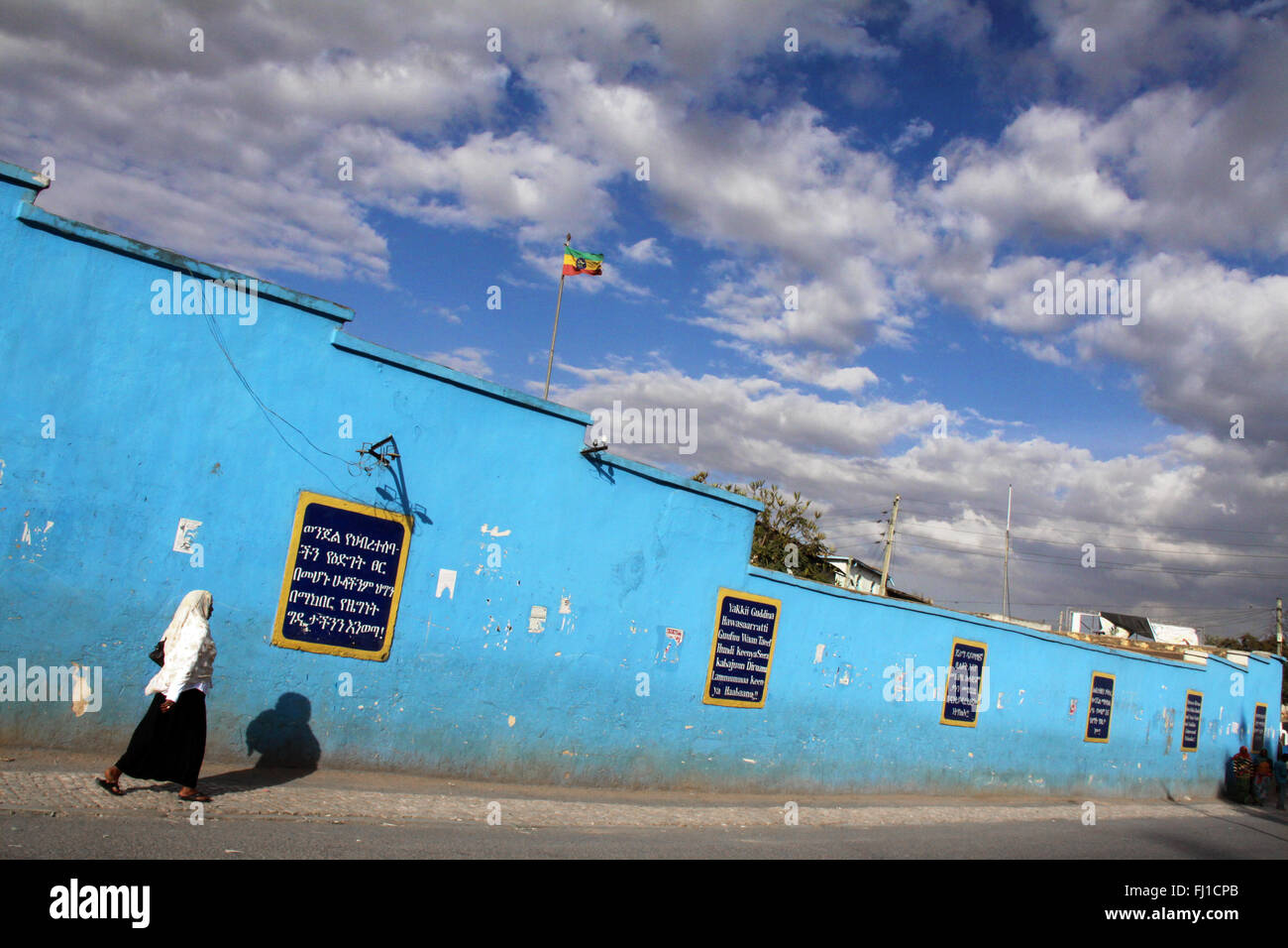 Eine Frau geht in der Altstadt von Harar, Äthiopien, mit seiner herrlichen Architektur Stockfoto