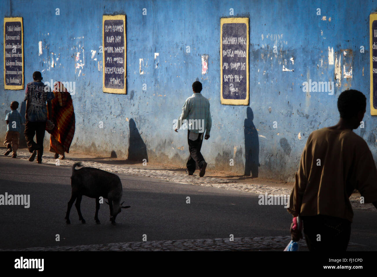 Menschen gehen in der Altstadt von Harar, Äthiopien, mit seiner herrlichen Architektur Stockfoto