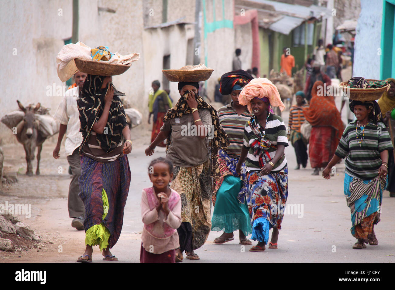 Gruppe von Frauen zu Fuß in einer Straße von Harar, Äthiopien Stockfoto