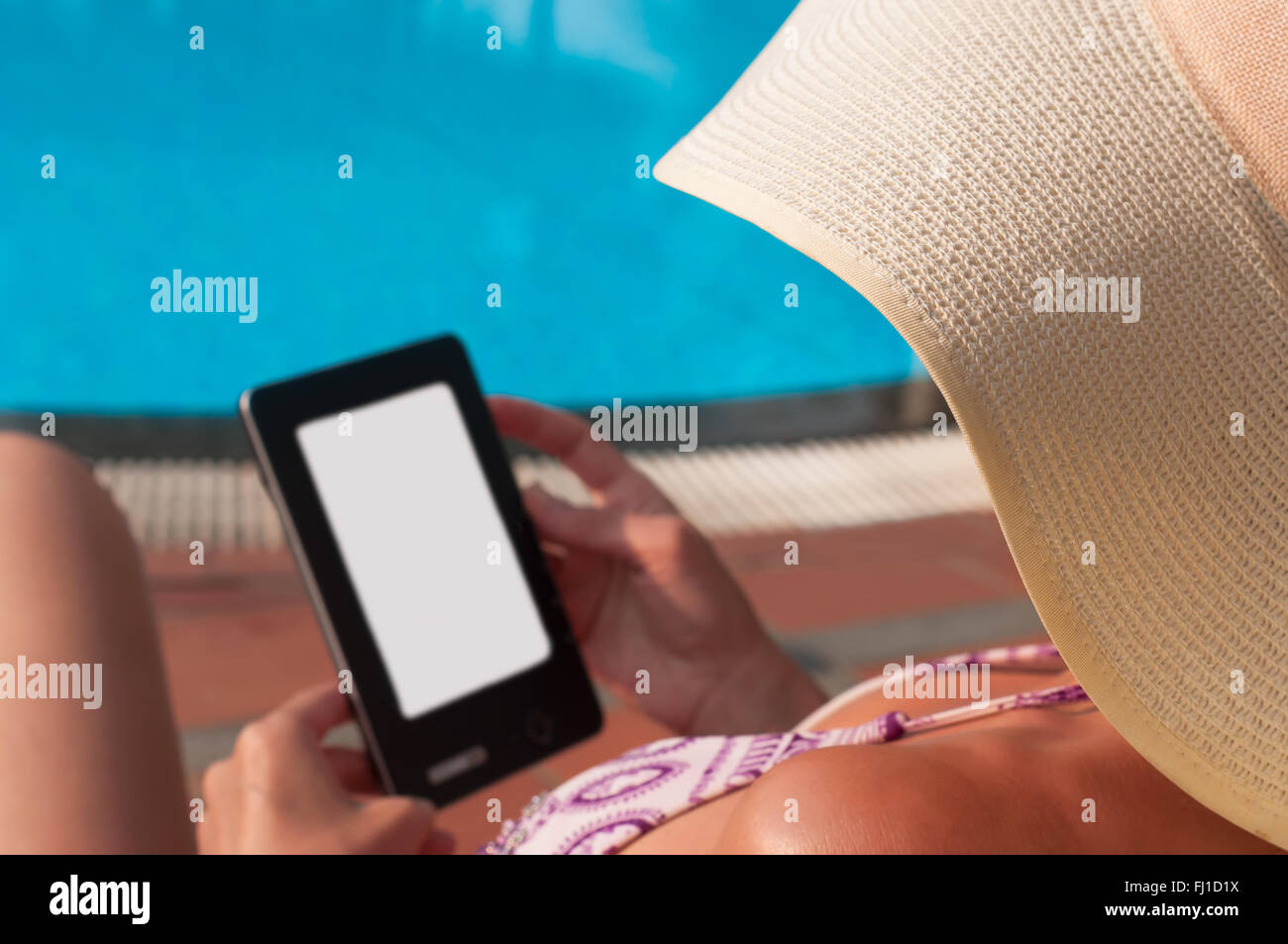 Frau mit Hut, e-Buch für Schwimmbad geschlossen Stockfoto