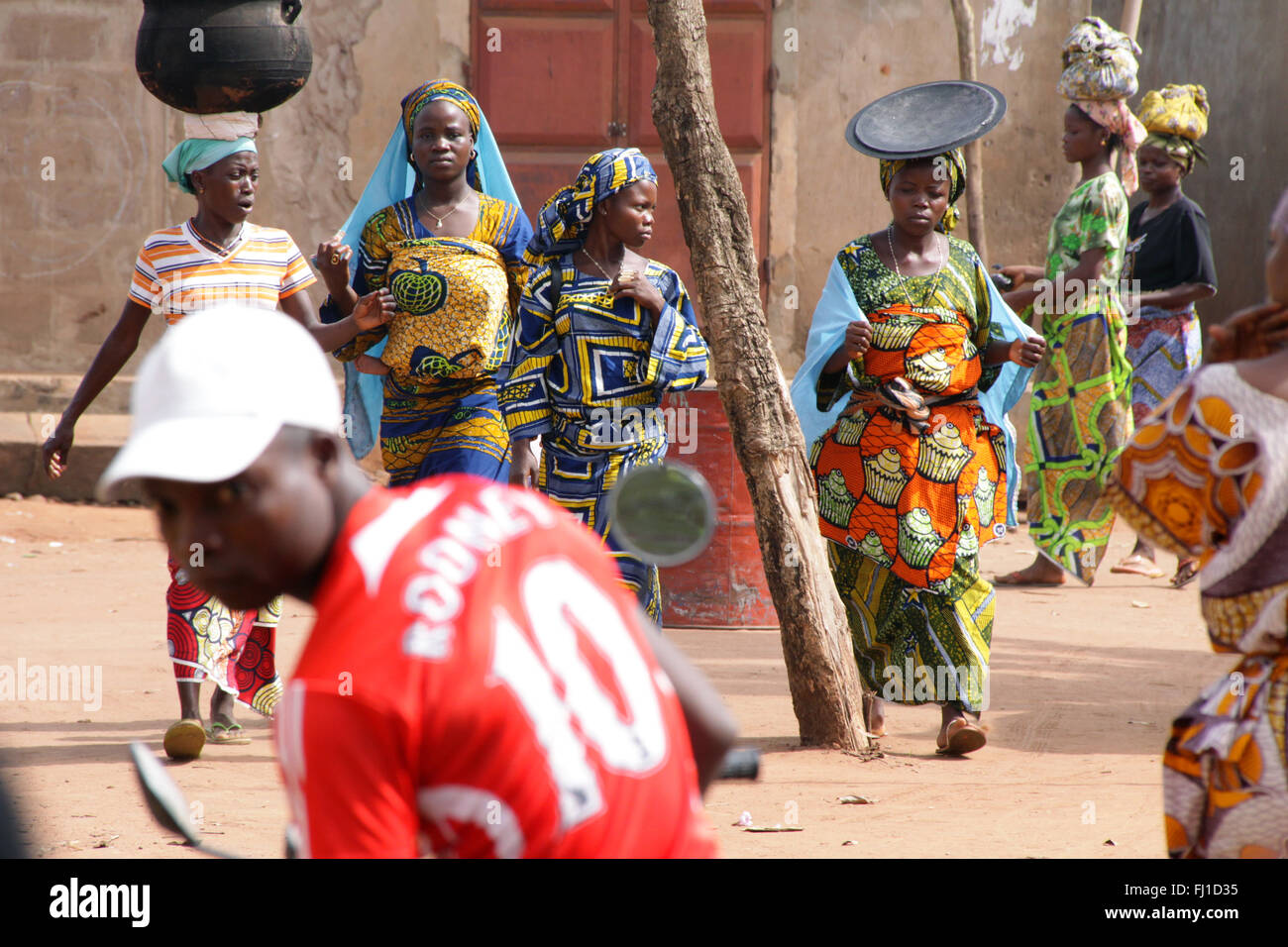 Menge/Menschen in den Straßen von Harare, der Hauptstadt von Benin, Afrika Stockfoto