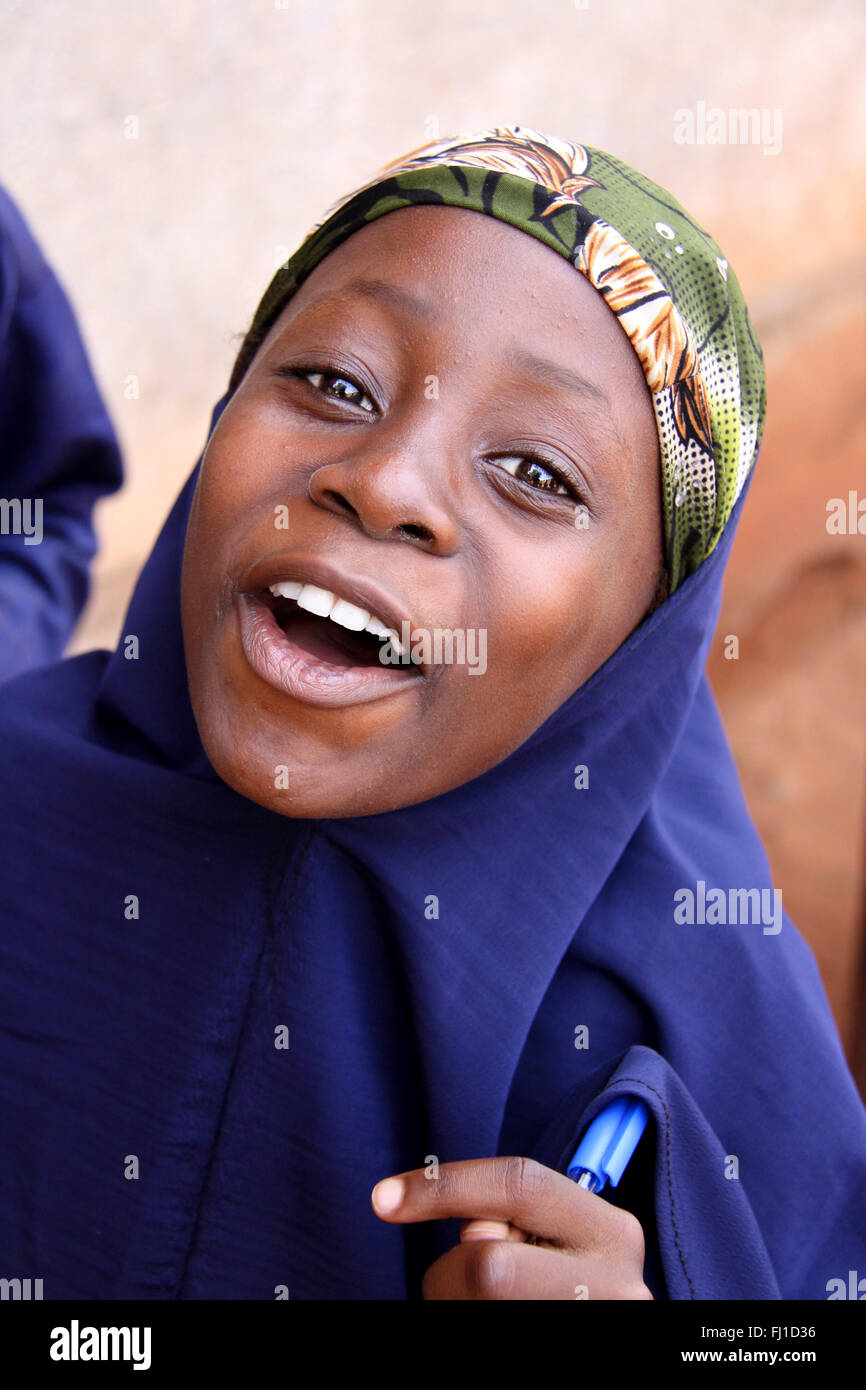 Portrait Of Smiling Happy muslimische Mädchen mit islamischen traditionellen Schleier aus Benin, Afrika Stockfoto