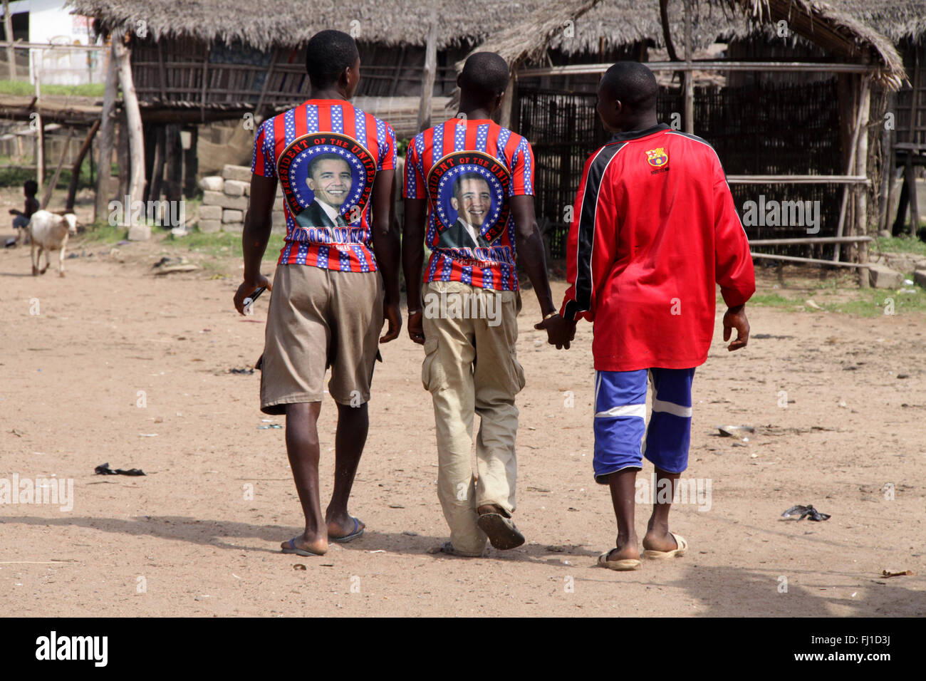 Drei Jungs gehen in Aguégués, Benin, einige tragen Präsident Obama T-Shirt, Afrika Stockfoto