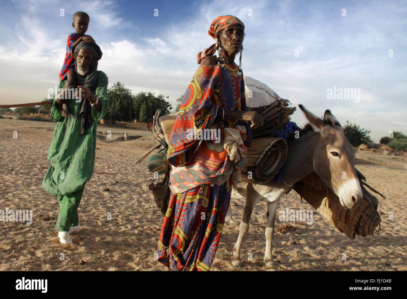 Nomaden Fulani Familie mit Esel in der Nähe von gorom Gorom, Sahelzone, Burkina Faso Stockfoto
