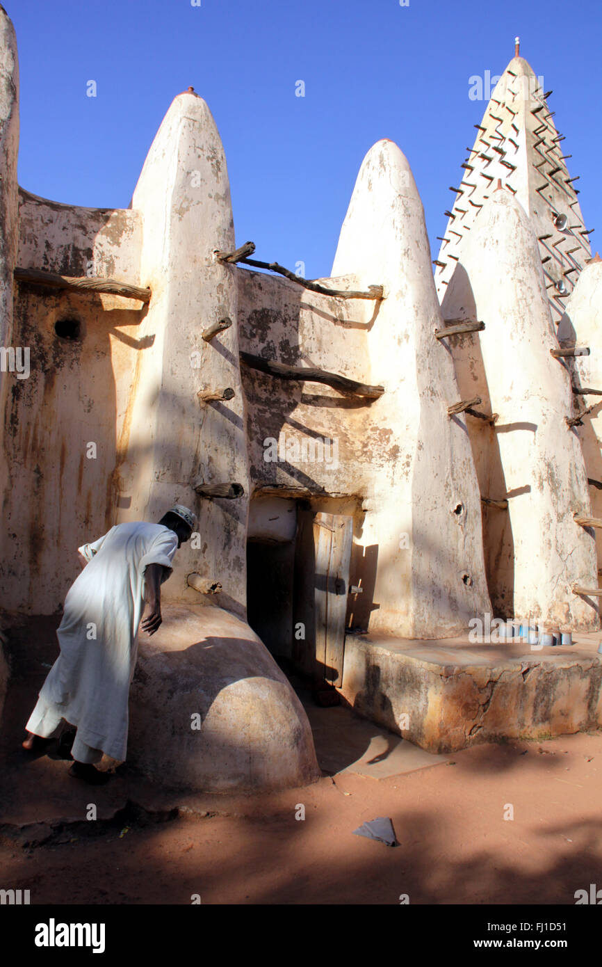 Atemberaubend und weltberühmten Schlamm Moschee in Bobo-dioulasso, Burkina Faso, typische und beeindruckende islamische Architektur in Westafrika Stockfoto