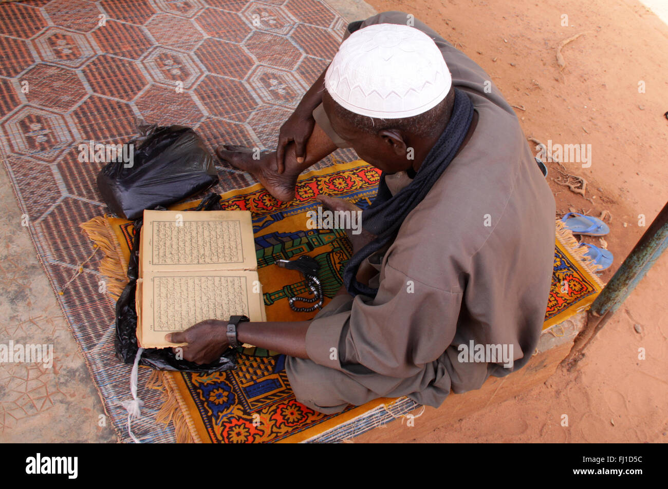 Muslum Mann, der betet in Bobo-dioulasso, Burkina Faso Stockfoto