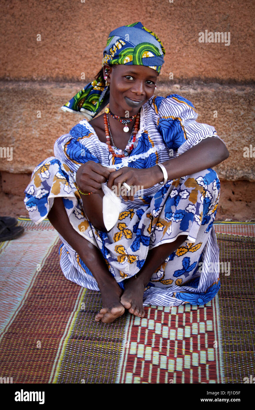 Porträt einer wunderschönen Fulbe Mädchen in Gorom Gorom, Burkina Faso Stockfoto