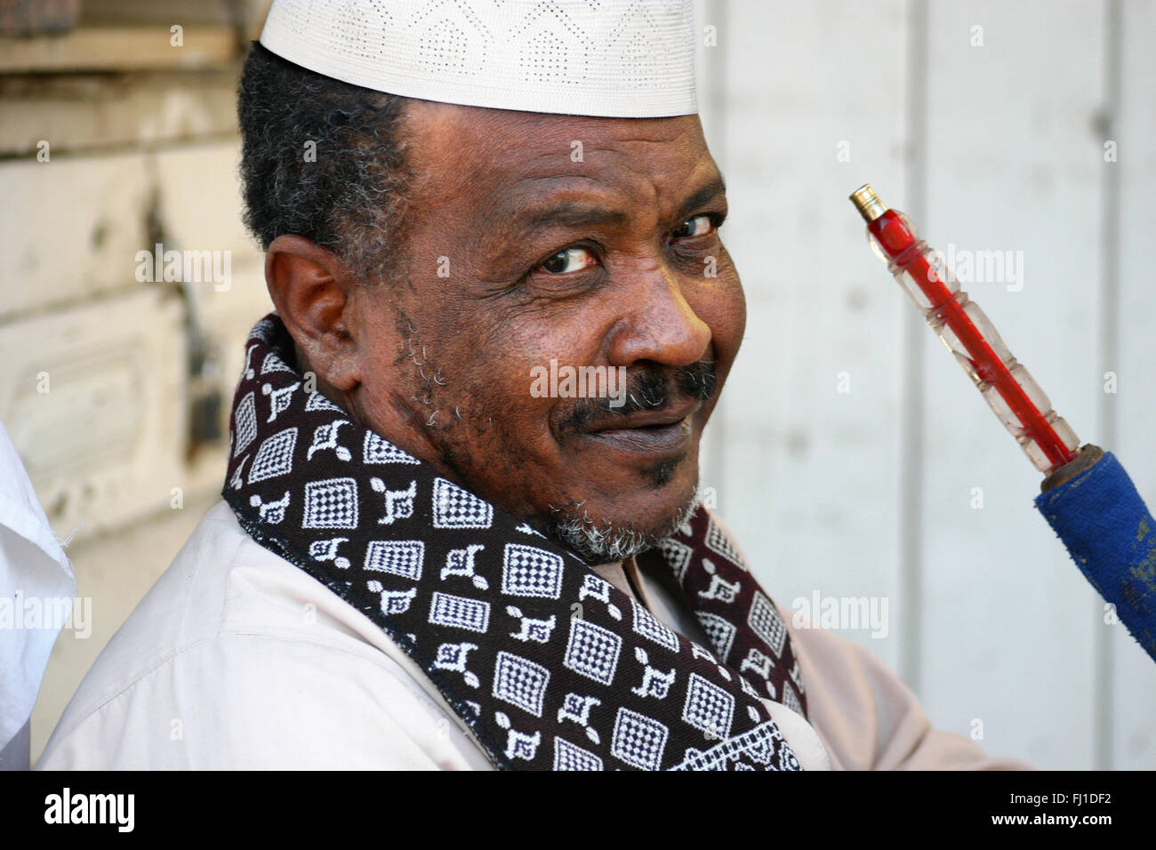 Portrait von schwarzer Mann mit Wasserpfeife Wasserpfeifen in Ägypten Stockfoto