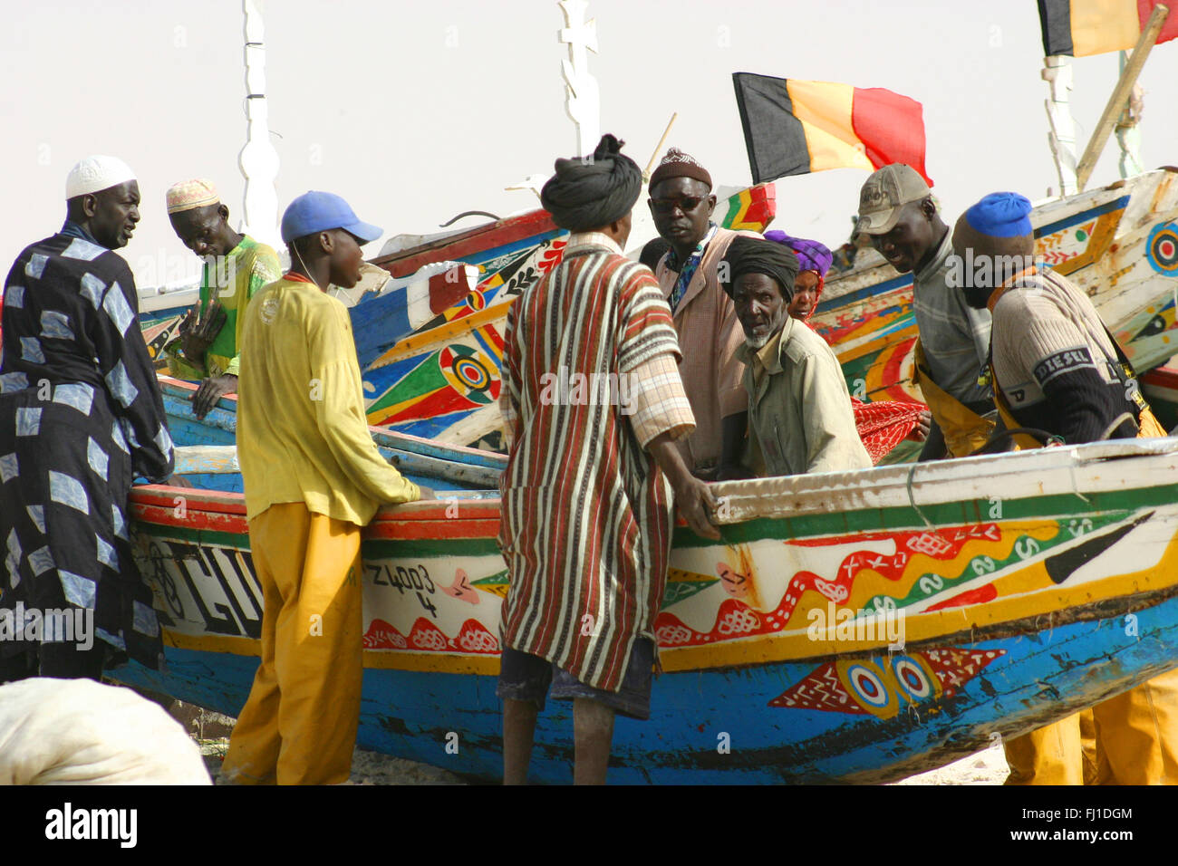 Menschen und Boote, Kanus am Strand und traditionellen Hafen von Nouakchott, Mauretanien Stockfoto