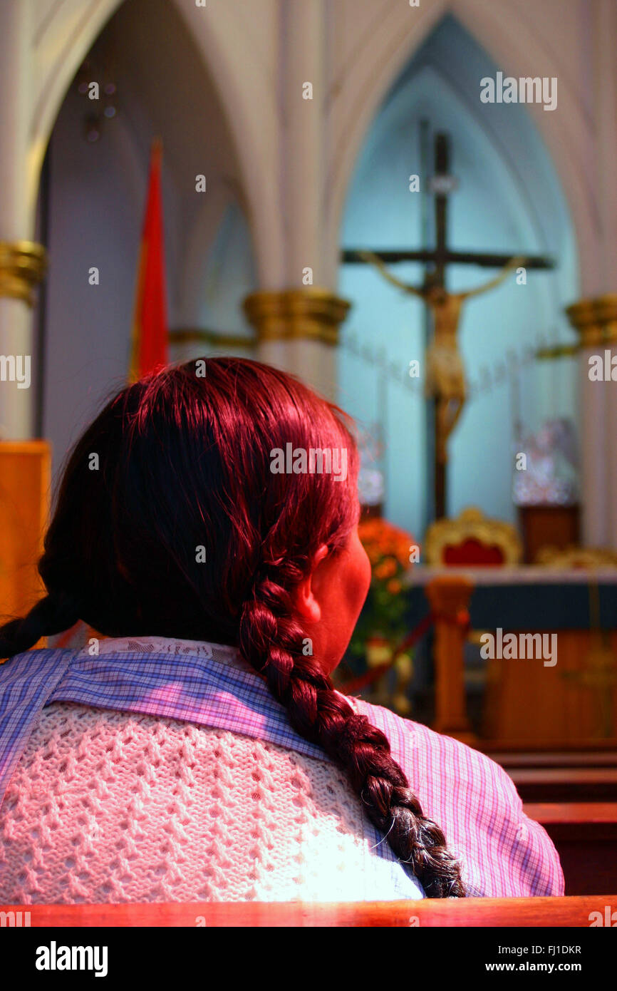 Bolivianischen Frau mit Zöpfen in der Kirche in Waiblingen beten Stockfoto