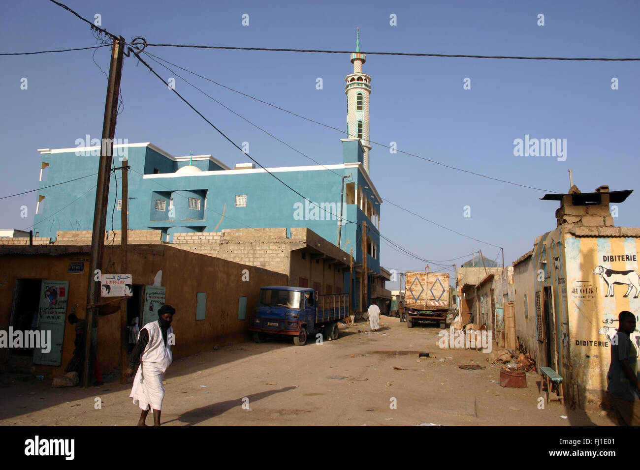 Nouakchott Stadtzentrum, mit Moschee und Minarett auf der Rückseite, Quartier du Stufe cinquième, der Hauptstadt von Mauretanien Stockfoto