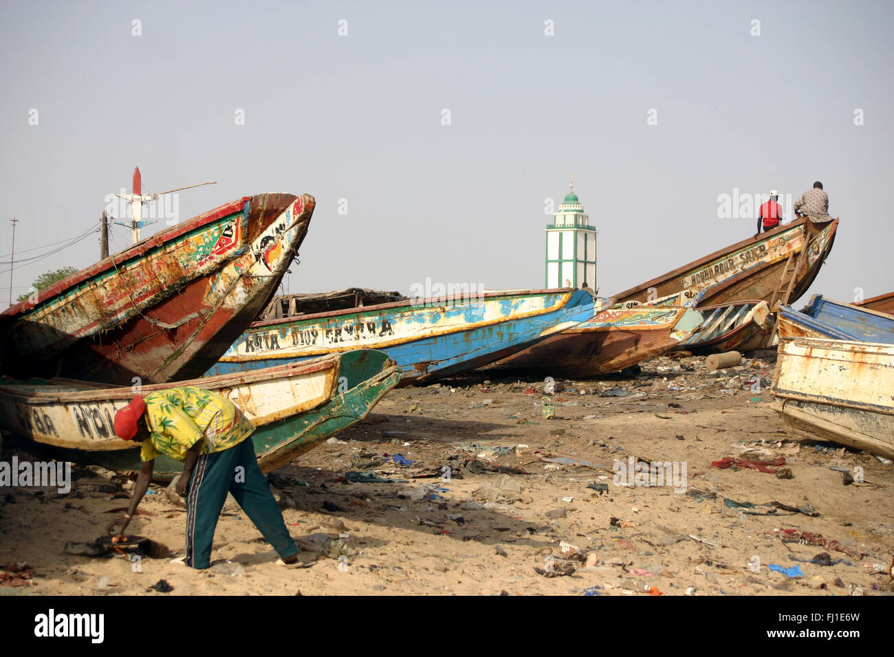 Mbour Hafen Port mit traditionellen Holzmöbeln bunte Boote in Senegal, Afrika Stockfoto
