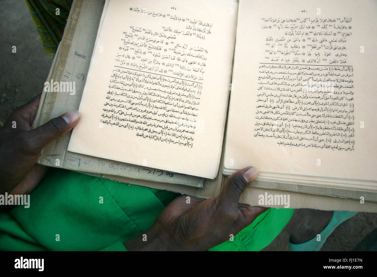 Die Hände des Menschen lesen Koran in Djenné, Mali Stockfoto
