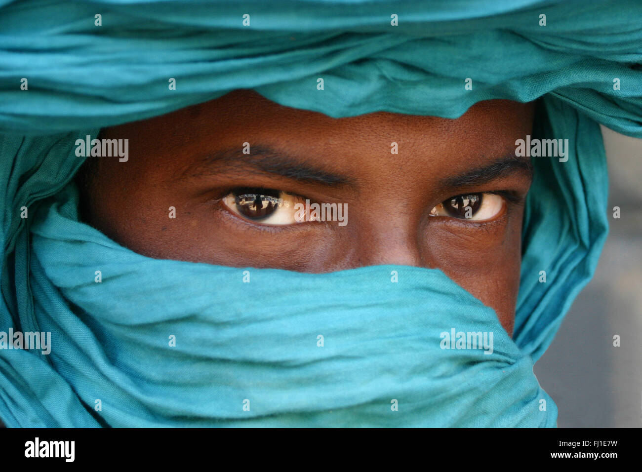 Mali erstaunliche Portrait von Tuareg Mann hinter seinem blauen Turban in Tombouctou, Mali Stockfoto