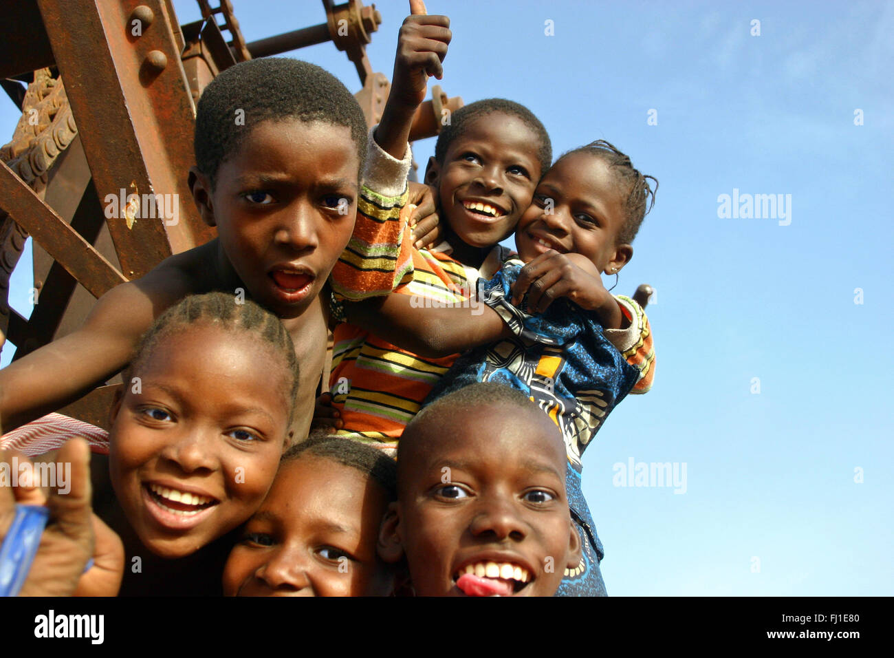 Afrikanische malische Kinder spielen und verrückt in Kayes, Mali Stockfoto