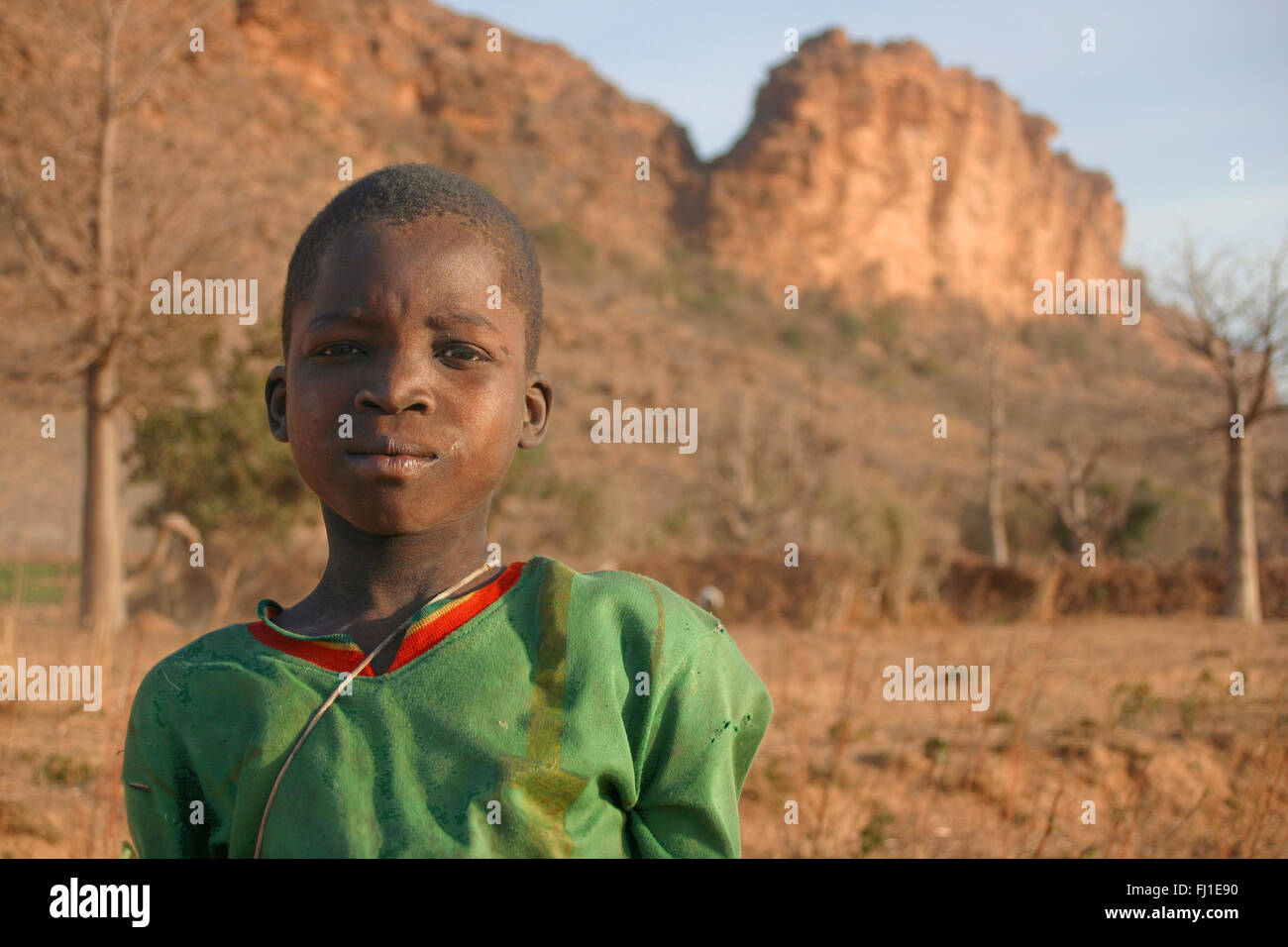 Mali-Porträt eines Kindes Dogon im Land der Dogon, in der Nähe von Felsen von Bandiagara Stockfoto