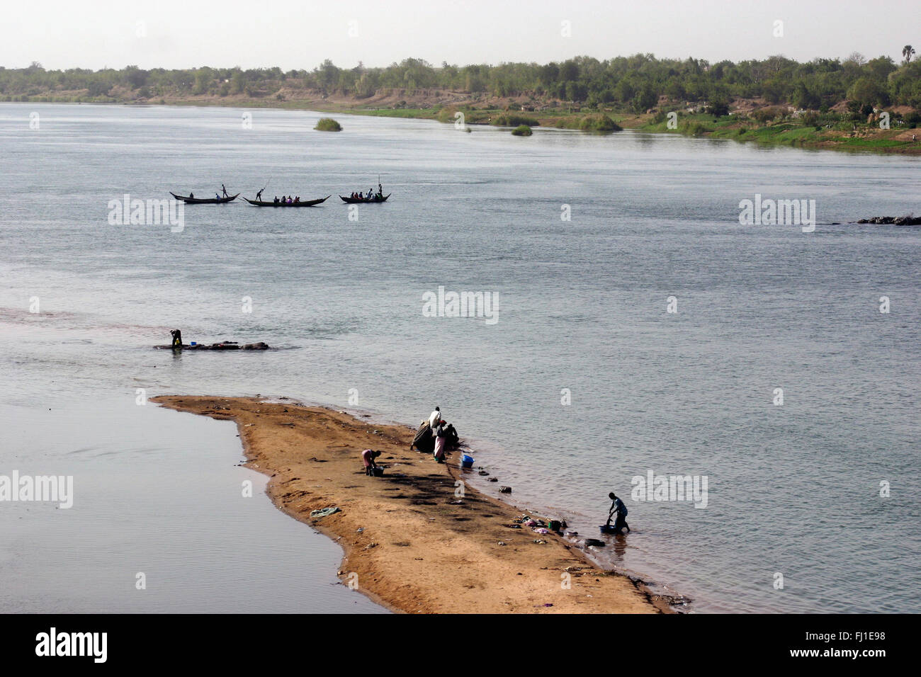 Landschaft von Senegal Fluss mit Booten in Kayes, Mali, Westafrika Stockfoto