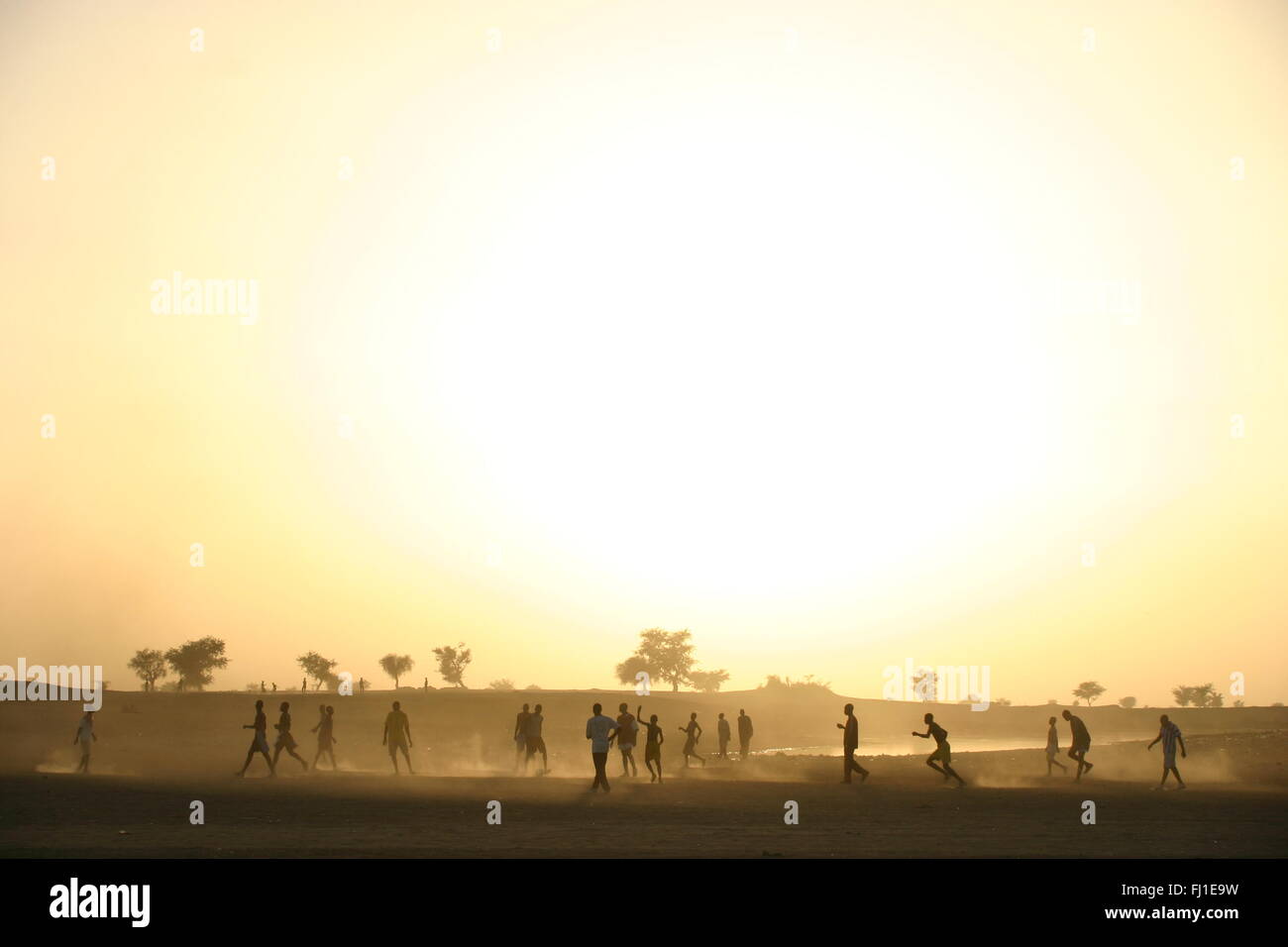Afrikanische Menschen spielen Fußball Fußball durch Sonnenuntergang in Djenné, Mali, Westafrika Stockfoto