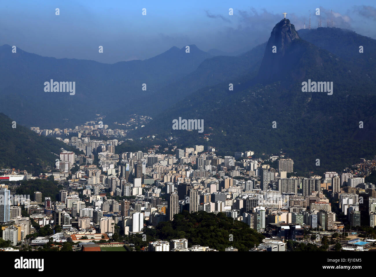 Landschaft auf Rio de Janeiro mit Corcovado Statue an der Spitze des Berges Stockfoto