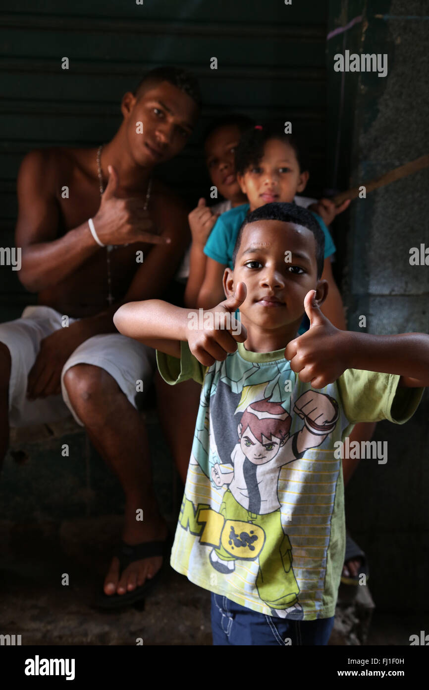 Junge Kerle, die in de Favela Rocinha, Rio de Janeiro, Brasilien Stockfoto