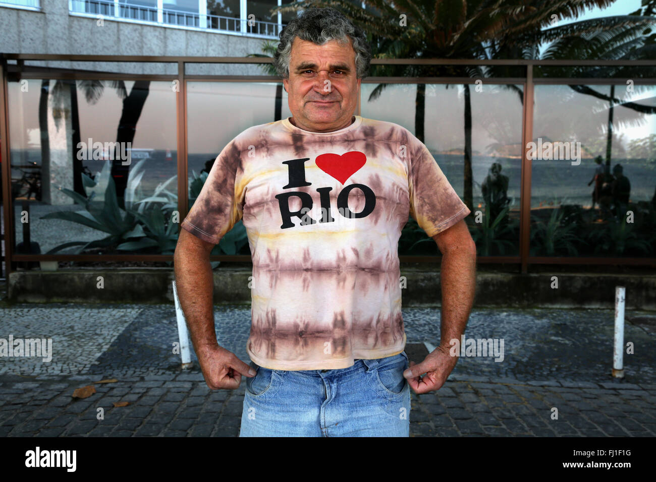 Mann mit "ICH LIEBE RIO' t-shirt am Strand von Ipanema, Rio de Janeiro, Brasilien Stockfoto